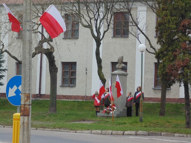 W tym roku zmienił się scenariusz obchodów Święta Niepodległości w Opolu Lubelskim. Po raz pierwszy rano 11 listopada nie przeszła ulicami miasta manifestacja patriotyczna.

 Świętowanie rozpoczęło się w samo południe od mszy świętej, która odprawiona została w intencji Ojczyzny i poległych w jej obronie. Wcześniej delegacje złożyły kwiaty przy miejscach pamięci narodowej. 

Po nabożeństwie mieszkańcy i władze miasta spotkały się w Opolskim Centrum Kultury na koncercie patriotycznym. Okolicznościowy program wykonali licealiści, aktorzy i instruktorzy OCK oraz chór Cantata. 

Jak podkreślał podczas swojego wystąpienia burmistrz Opola Lubelskiego obchodzona dzisiaj 95.rocznica odzyskania przez Polskę niepodległości powinna skłonić nas do nieustannego poszukiwania naszej historycznej tożsamości. – Jest ona istotna z punktu widzenia całego narodu, ale ważna także dla naszej małej ojczyzny, Opola Lubelskiego – zaznaczył Dariusz Wróbel. – Jesteśmy winni hołd, pamięć i szacunek wszystkim znanym i nieznanym bohaterom którzy przyczynili się do tego, że możemy dziś żyć w wolnym kraju – mówił burmistrz.