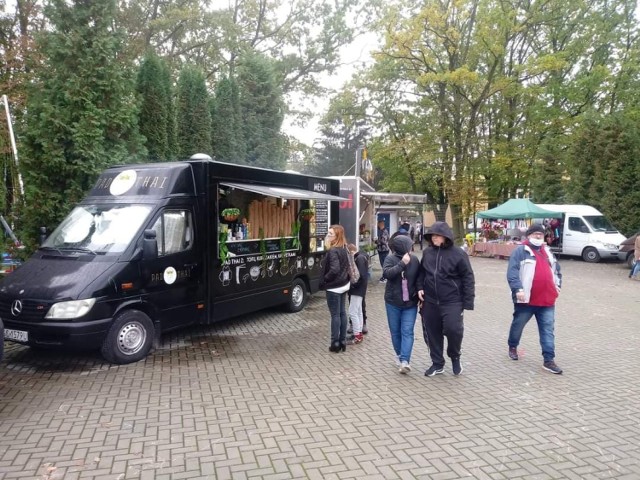 Food trucki ustawione były na placu przy wejściu na stadion MOSiR w Kraśniku.