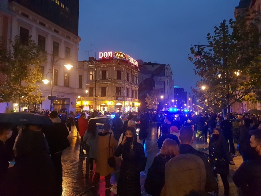 Protesty w Łodzi i w regionie w piątek (23.10) po decyzji Trybunału Konstytucyjnego, dotyczącej zaostrzenia przepisów aborcyjnych