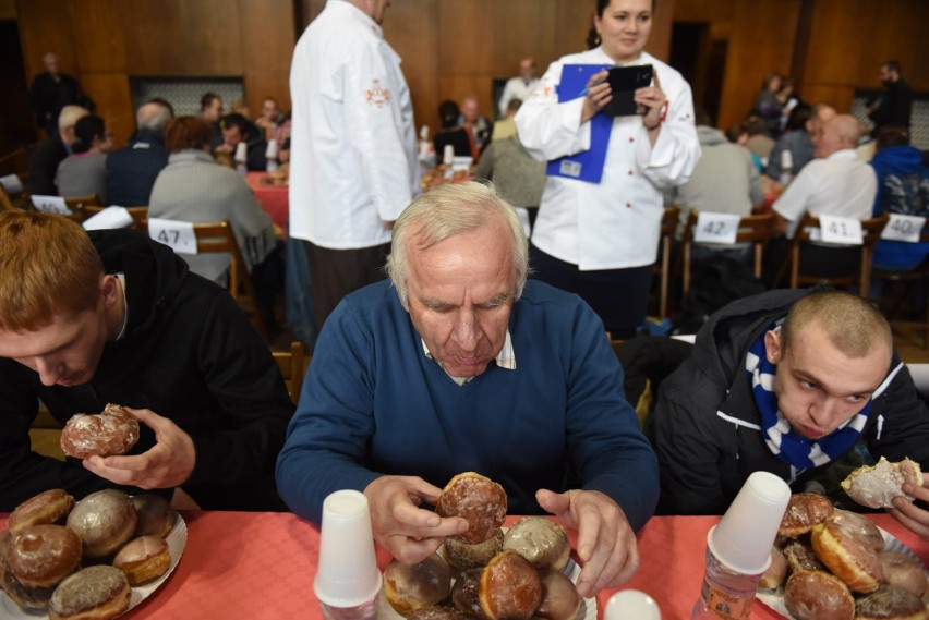 Zawodnicy muszą zjeść w jak najkrótszym czasie 10 pączków.