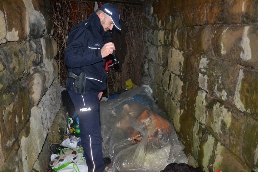 Nowy Sącz. Policja ratuje bezdomnych przed zamarznięciem