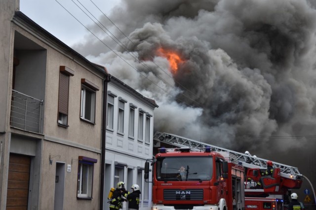 Lwówek. Pożar domu przy rynku. Zagrożone inne budynki mieszkalne [ZDJĘCIA]