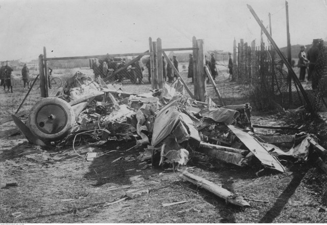 Tyle zostało z samolotu porucznika Eugeniusza Guttmejera, który rozbił się w rejonie toruńskiego lotniska w połowie marca 1926 roku