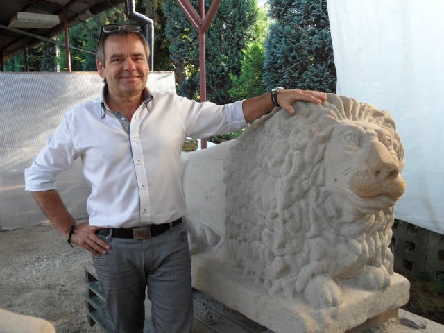 Lwy po renowacji czekają już na montaż w parku - mówi Lech Wietrzyk z żorskiej firmy, które odnowiła figury