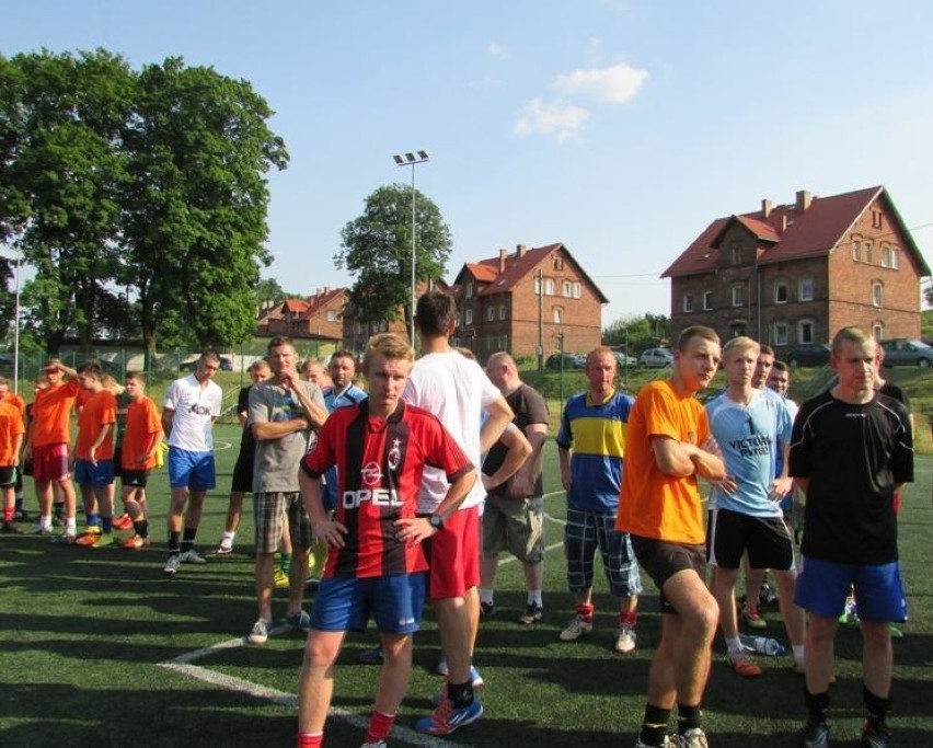 Nocny Turniej Piłki Nożnej o puchar Burmistrza Głuszycy Romana Głoda wygrała drużyna Piasta 