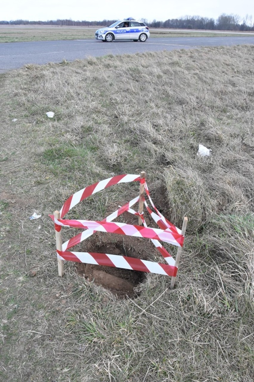 Bomba na lotnisku w Legnicy, 22 lata temu tędy szli pielgrzymi [ZDJĘCIA]