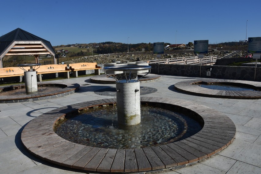 Pomysł na wypad za miedzę: Park Zdrojowy w Ciężkowicach w jesiennym wydaniu. Działają fontanny i tężna solna [ZDJĘCIA]