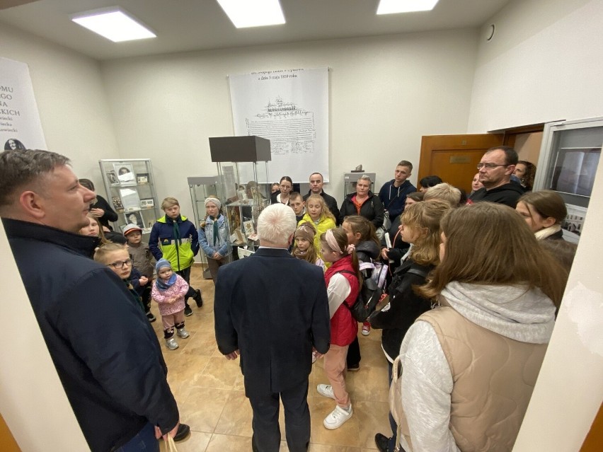 Udana Noc Muzeów 2023 w Domu Muzealnym w Opatowie. Obiekt odwiedziło około 100 osób