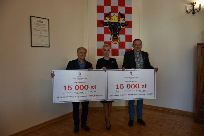 30 tysięcy złotych na stypendia dla uczniów szkół powiatowych od Wyższej Szkoły Handlu i Usług w Poznaniu