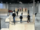 Kryty skatepark EloPark w Radomiu już otwarty. Nowy obiekt czeka na fanów rolek, deskorolek i hulajnóg. Zobacz zdjęcia z otwarcia