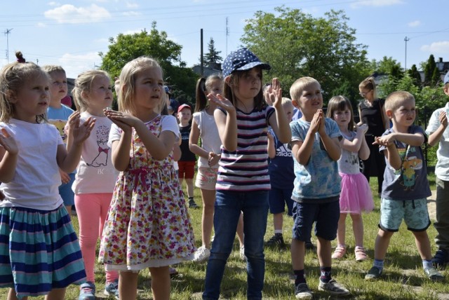 W piątek, 31 maja, w Przedszkolu Małych Odkrywców w Skierniewicach odbył się piknik rodzinny z okazji Dnia Dziecka. Pogoda dopisała, a dzieci zabawiały panie specjalizujące się w prowadzeniu takich imprez.