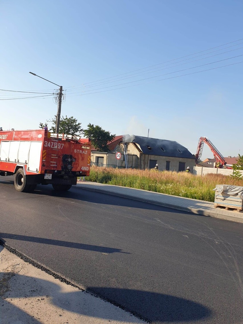 Pożar domu w gminie Godziesze Wielkie. W akcji osiem zastępów straży pożarnej. ZDJĘCIA