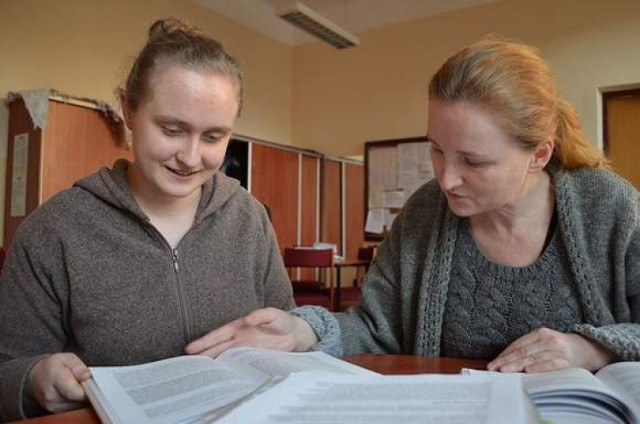 Patrycja Zawiślak (z lewej) w trakcie dyskusji o literaturze z nauczycielką Bożeną Opalińską