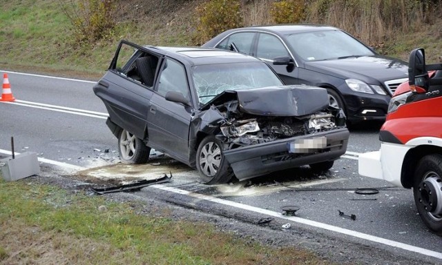 Jedna osoba została poszkodowana po wypadku, do którego doszło na drodze krajowej nr 5 w Kowalewie. Zderzyły się dwa samochody ciężarowe i osobowy opel.