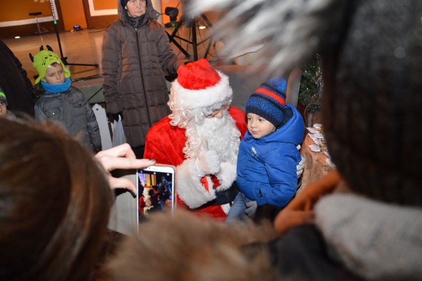 Dzieci spotkały się ze Świętym Mikołajem na jarmarku bożonarodzeniowym 2019 w Rawiczu [ZDJĘCIA]