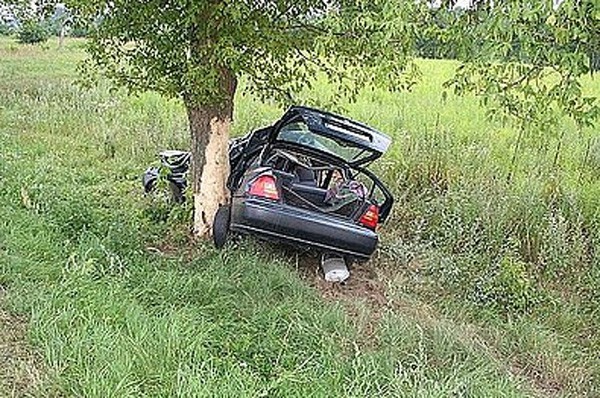 Wypadek w rejonie Żelisławic i Czekanki na DW 973. Uderzył hondą w drzewo, zginął na miejscu