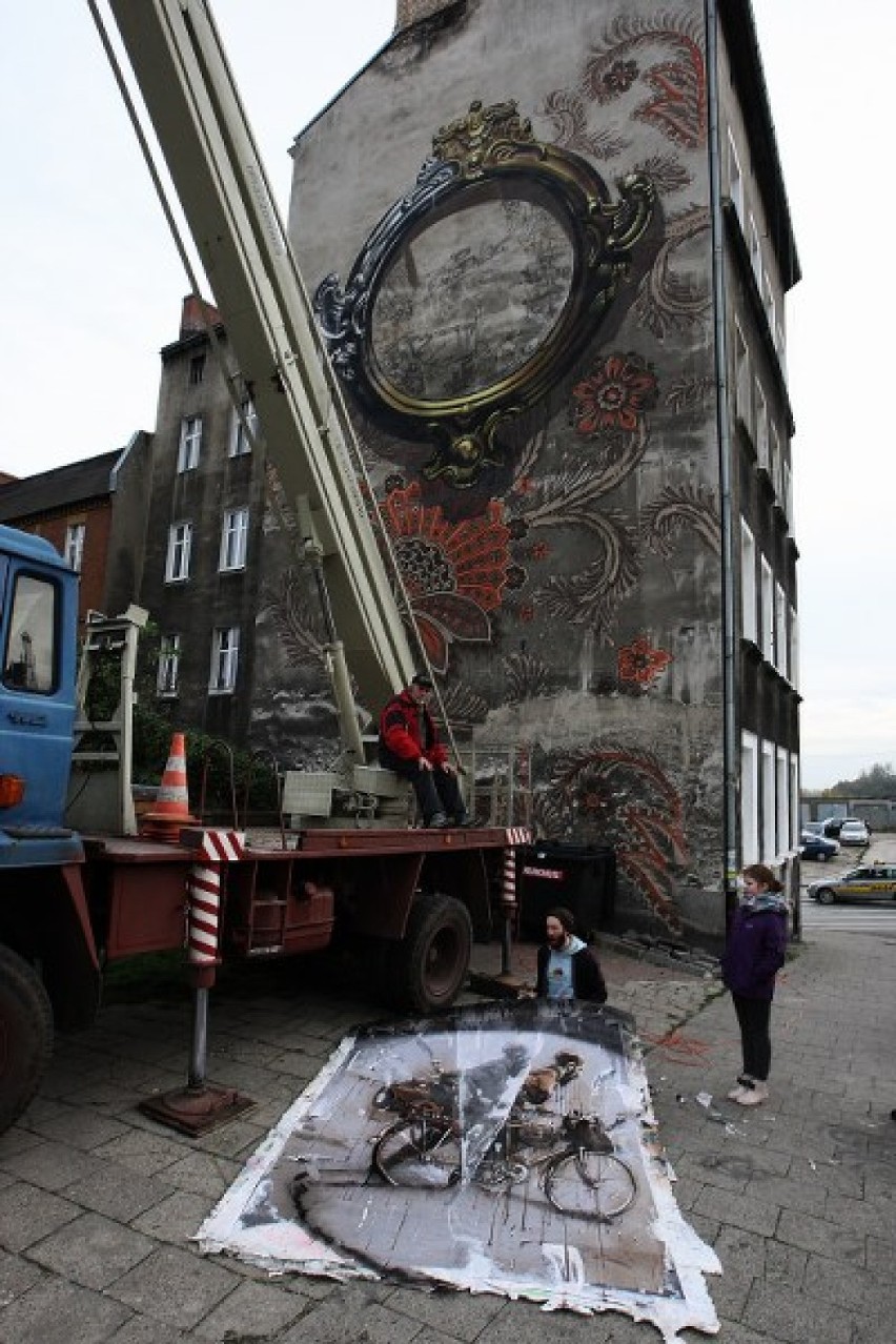 Lump kończy mural w okolicy dworca PKP