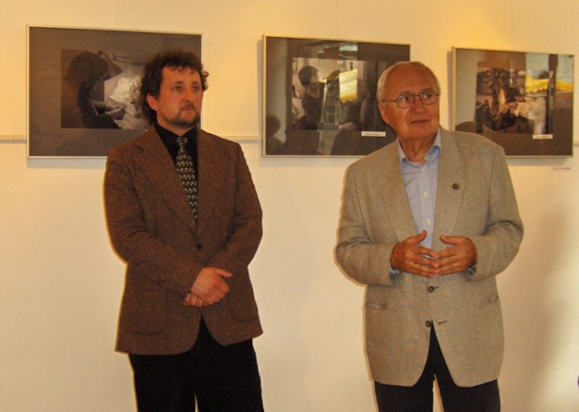 Od lewej autor zdjęć Sławomir Grzanek oraz aktor Maciej Małek, przewodniczący łódzkiego oddziału ZASP podczas otwarcia wystawy