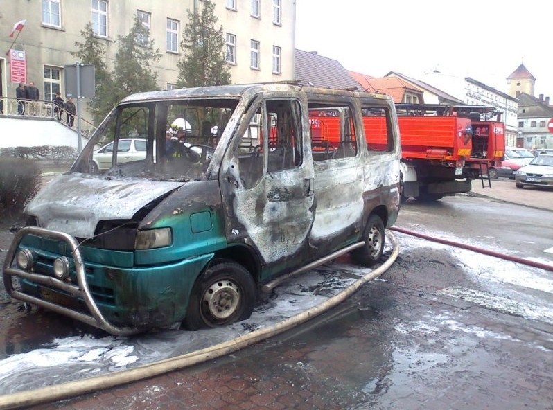Strażacy gasili pożar busa na rynku w Zdunach