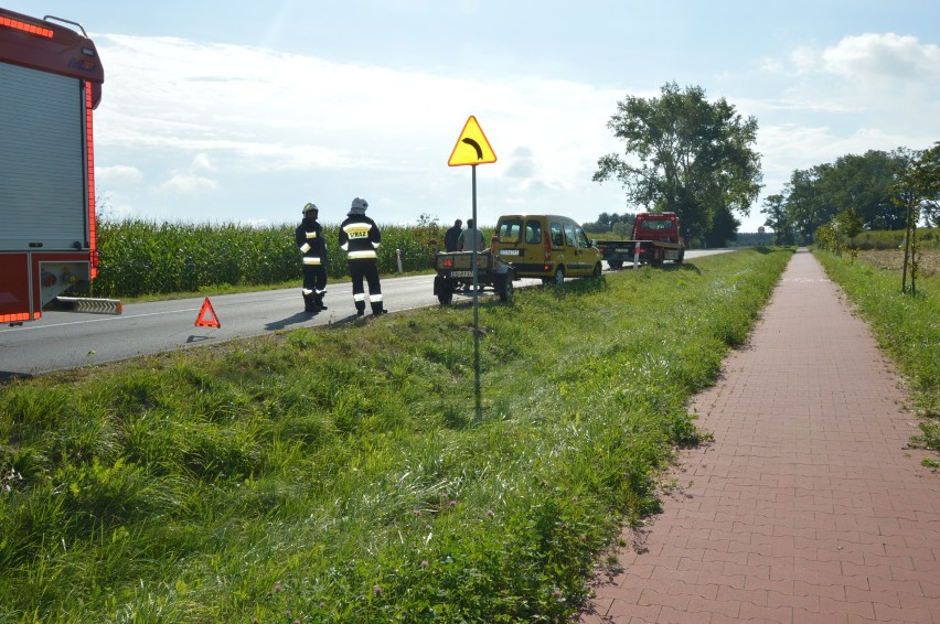 Uwaga na utrudnienia na drodze wojewódzkiej 707. W Strzybodze dachował samochód [ZDJĘCIA]