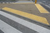 Puławy: Żółte pasy przed przejściami w centrum