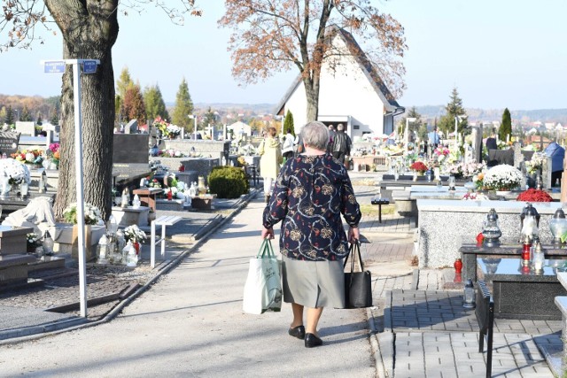 W poniedziałek, 31 października trwały ostatnie przygotowania przed dniem Wszystkich Świętych. Na cmentarzu w Busku mieszkańcy dekorowali groby bliskich wiązankami, zapalali znicze. Kupowali też kwiaty.

Na kolejnych slajdach zobaczycie, co działo się na buskim cmentarzu w poniedziałek, 31 października>>>