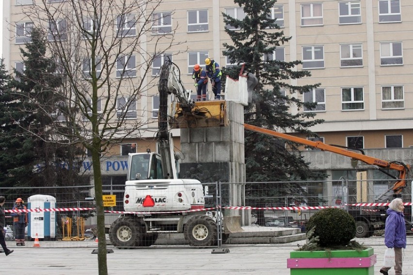 Demontaż cokołu pomnika Braterstwa Broni w Legnicy [ZDJĘCIA]