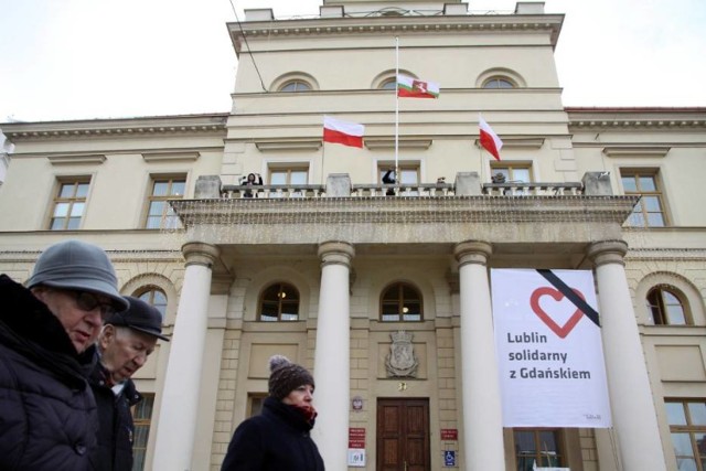 We wtorek w Lublinie na znak żałoby i solidarności po tragicznych wydarzeniach w Gdańsku flaga na ratuszu została opuszczona do połowy masztu.

Flaga w Lublinie opuszczona do połowy masztu (ZDJĘCIA, WIDEO)