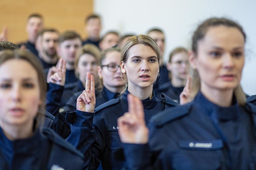 Pięciu nowych policjantów zasili szeregi Komendy Powiatowej Policji w Pile 