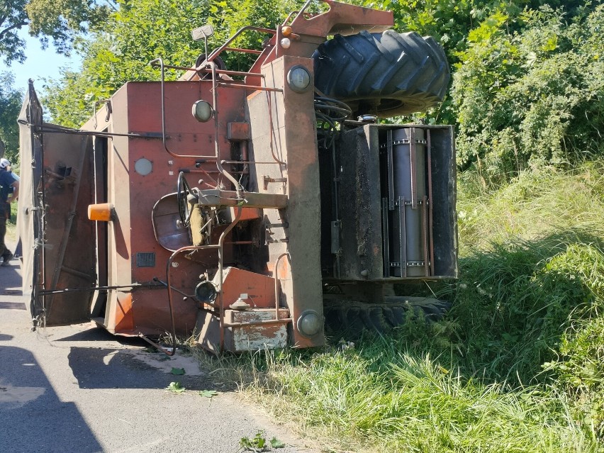 Kombajn przewrócił się w Szembruku pod Grudziądzem. Jedna osoba trafiła do szpitala [zdjęcia]