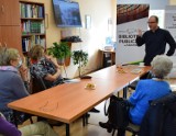 Kameralne spotkanie z Danielem Odiją w bibliotece w Miastku. Czytelniczki chciały wiedzieć… wszystko