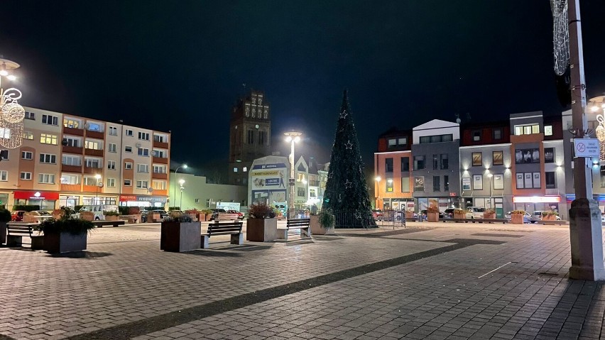 W Lęborku zalśniła choinka na Placu Pokoju i świąteczne iluminacje na Staromiejskiej