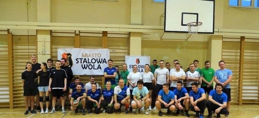 Studenci politechniki w Stalowej Woli rozgromili w meczu siatkówki belfrów. Zobacz zdjęcia