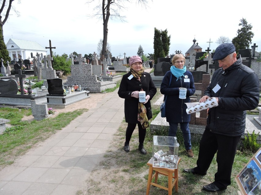 W Niedzielę Przewodnią na cmentarzu w Bielsku Podlaskim odbyła się kwesta na ratowanie zabytkowych nagrobków