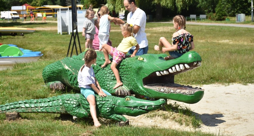 Rzeźby krokodyli nad Jeziorem Białym od wielu lat są...