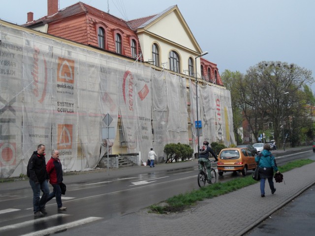 Remont komendy policji w Tarnowskich Gorach. W kwietniu robotnicy zajęli się już ostatnią, fronotową elewacją budynku przy ul. Bytomskiej