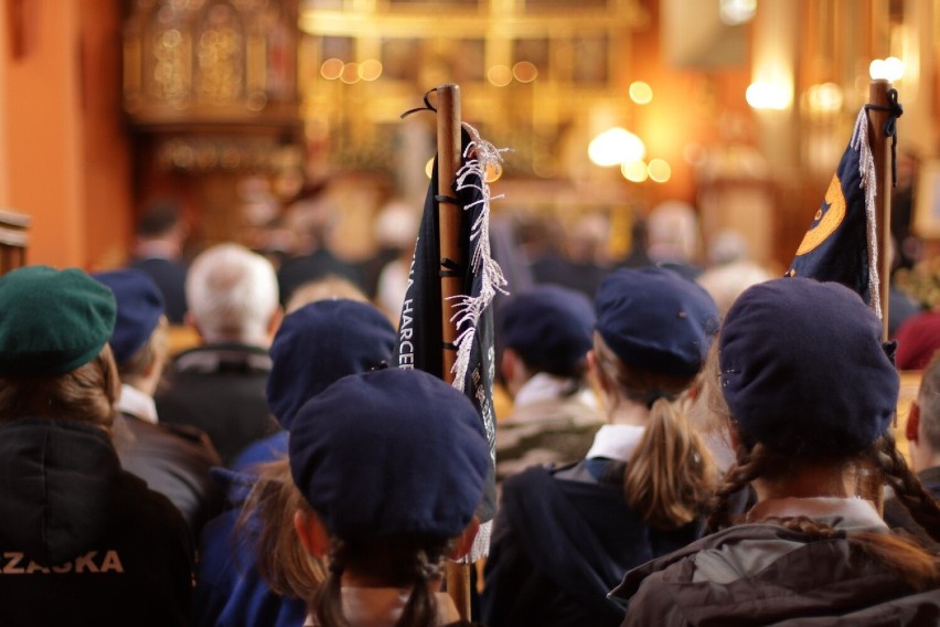 We mszy wzięli udział m.in. harcerze z ZHR