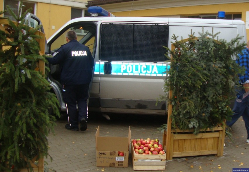 Policjanci z Olecka przekazali jabłka