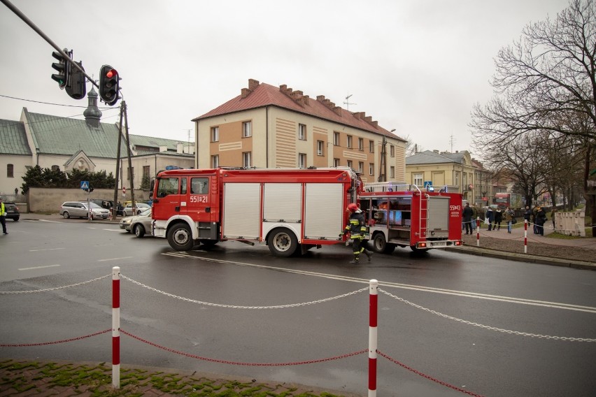 Wypadek na skrzyżowaniu ulic Krakowskie Przedmieście i Piłsudskiego w Wieluniu. Sześć osób trafiło do szpitala[ZDJĘCIA]