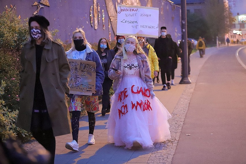 Rewolucja jest kobietą. Zobaczcie zdjęcia z łódzkich protestów przeciwko orzeczeniu TK