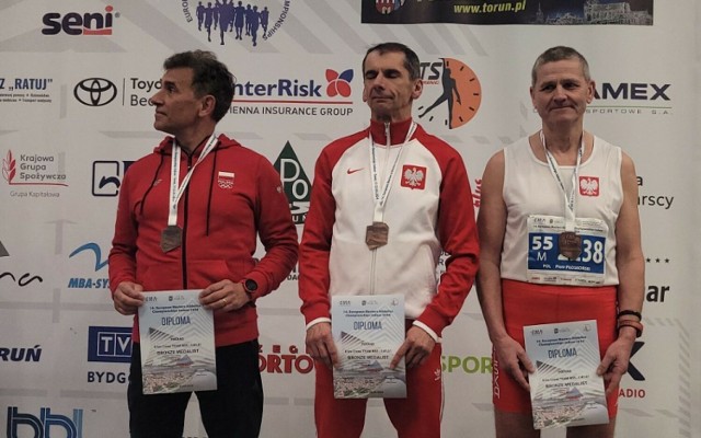 Piotr Płoskoński (z prawej) z KBKS Radomsko zdobył drużynowo brązowy medal podczas Mistrzostwa Europy Masters w Lekkiej Atletyce w Toruniu