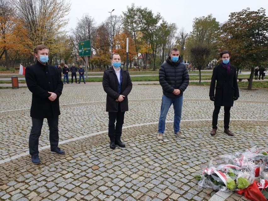 Przedstawiciele ruchów narodowych i kibice złożyli kwiaty pod Obeliskiem Niepodległości