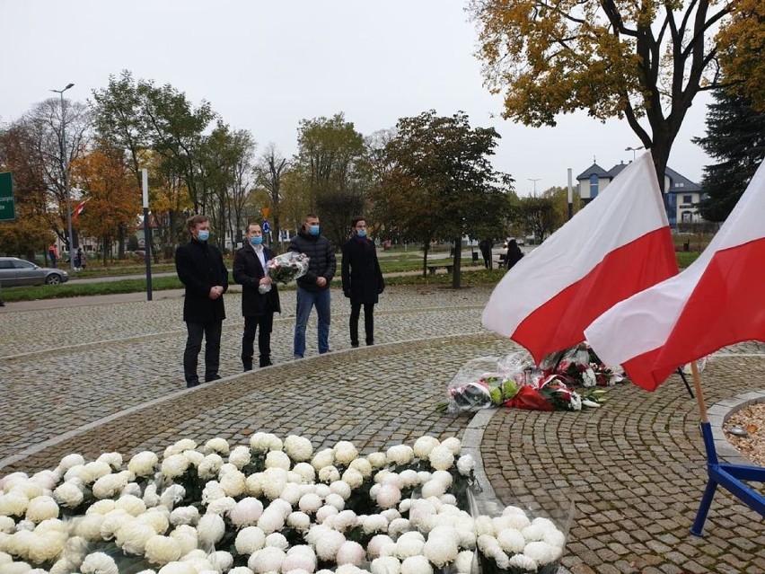 Przedstawiciele ruchów narodowych i kibice złożyli kwiaty pod Obeliskiem Niepodległości
