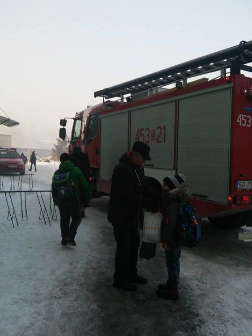 Ewakuacja Szkoły Podstawowej nr 2 w Knurowie. Do domu odsesłano 350 uczniów