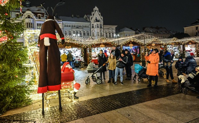 Świąteczny klimat będzie można poczuć już w te sobotę w bibliotece przy Starym Rynku, gdzie aktorzy będą czytać "Opowieść wigilijną"