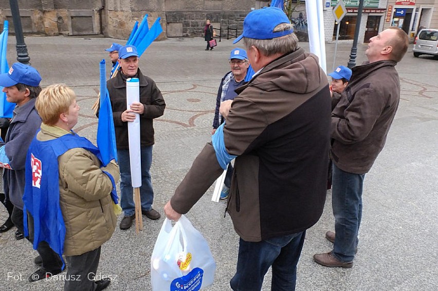 Wałbrzych: Protest związkowców przed ratuszem