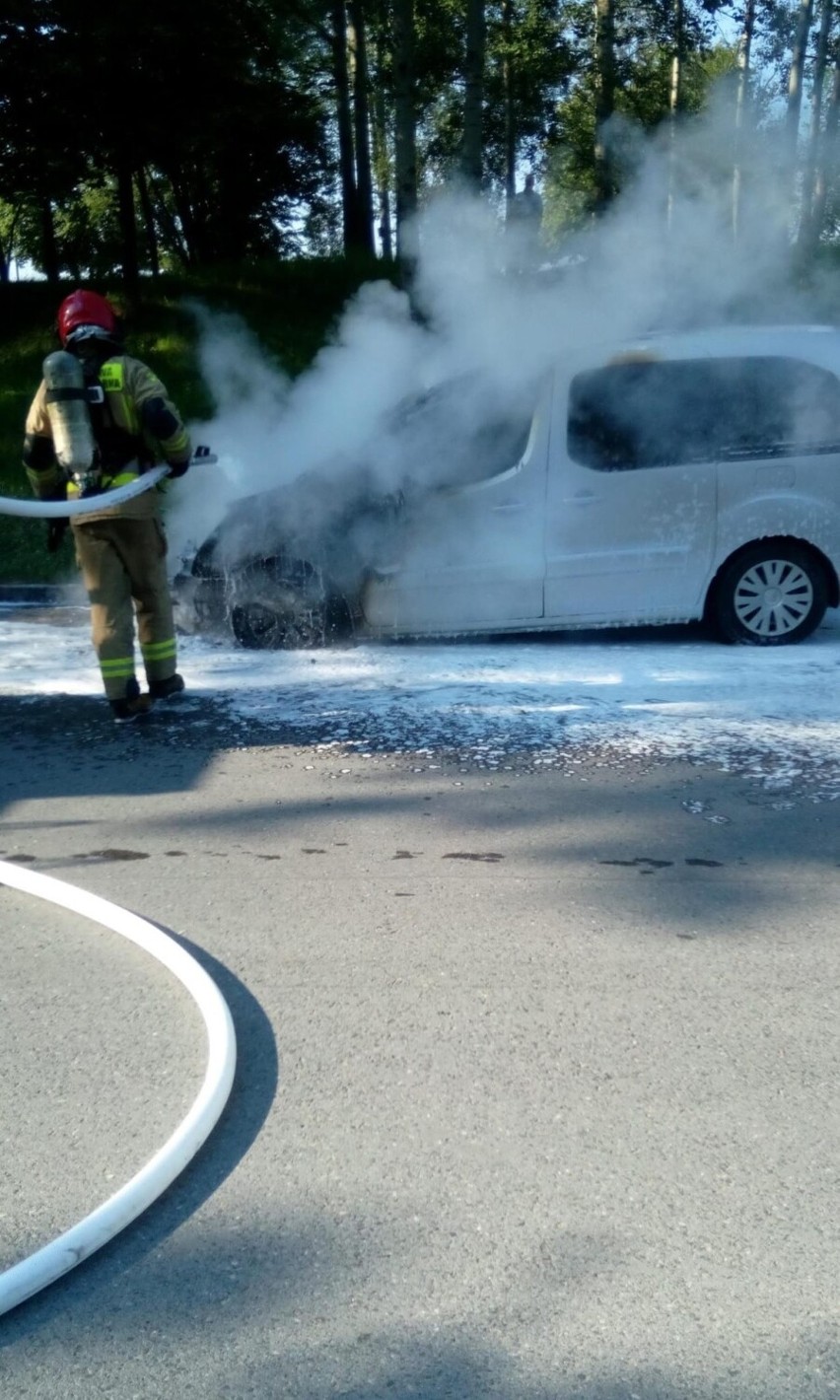 W Kielcach samochód stanął w ogniu. Pożar wybuchł w komorze silnika. Zobacz zdjęcia