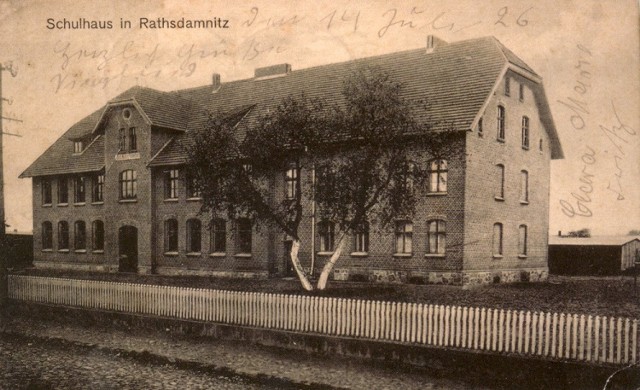 Szkoła w Dębnicy Kaszubskiej, widok ok. 1926 r. W tym budynku będzie się mieścić Izba Regionalna.