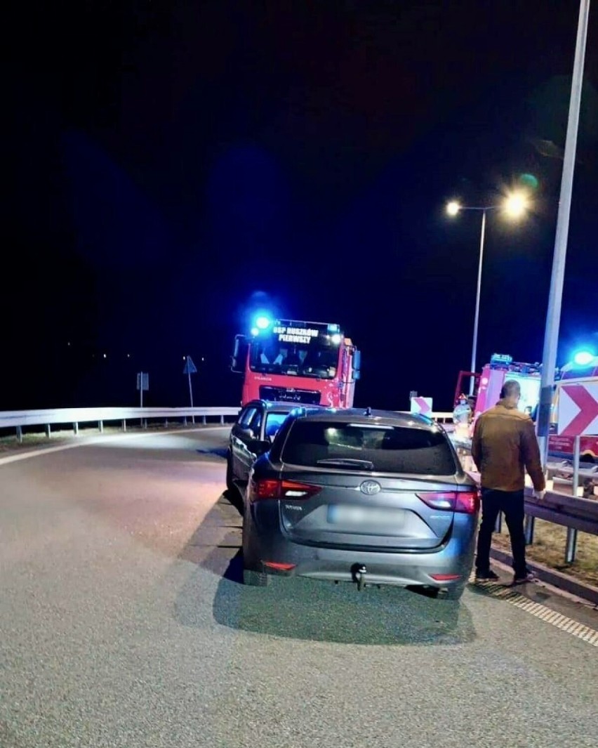 Pojechał pod prąd na A2. Doszło do zderzenia czołowego. Poszkodowane pasażerki 