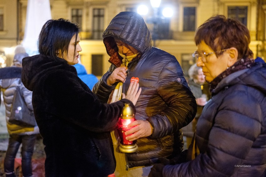 Akcja "Stop hejt" w rocznicę śmierci Pawła Adamowicza. Na Placu Kazimierza w Tarnowie oddali hołd zamordowanemu prezydentowi Gdańska